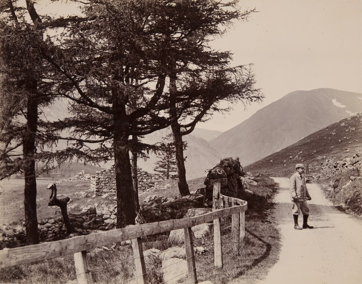 Clova - ruinerede huse, 1895 af John Edward Alyosius Steggall