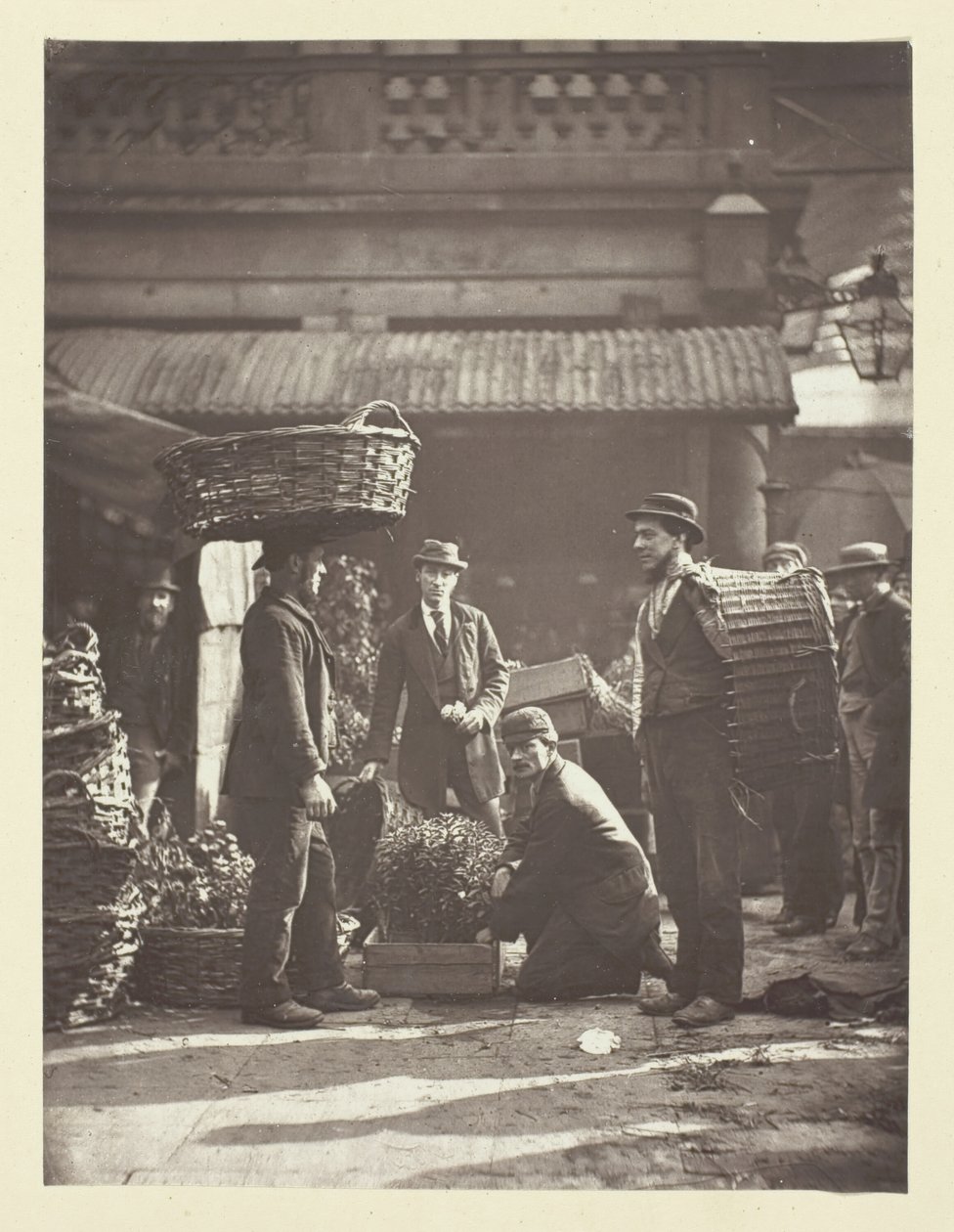 Covent Garden Labourers, 1881. af John Thomson