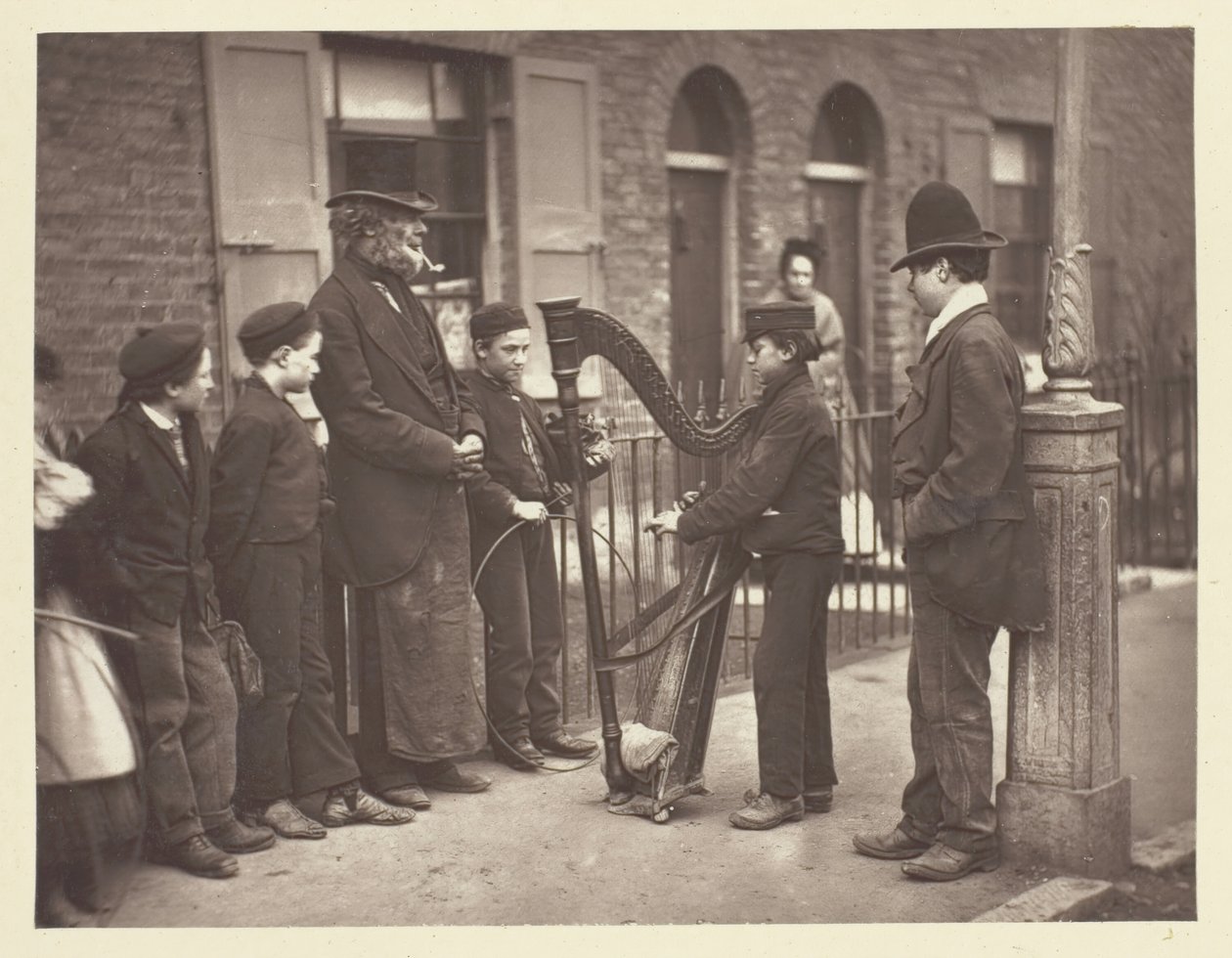 Halian Street Musicians, 1881. af John Thomson