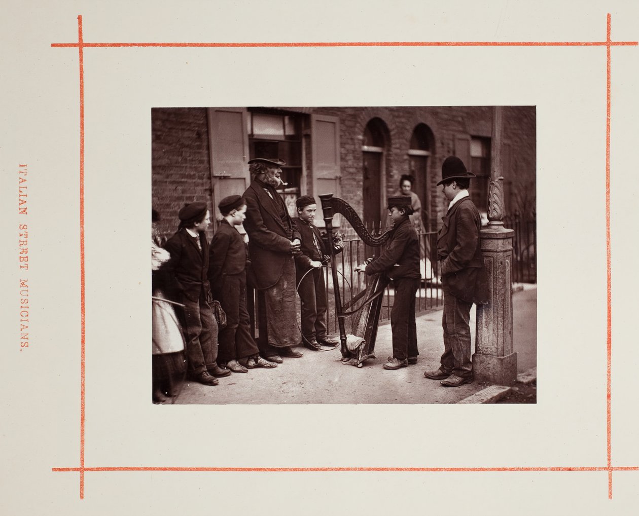 Italienske gademusikanter, 1877. af John Thomson