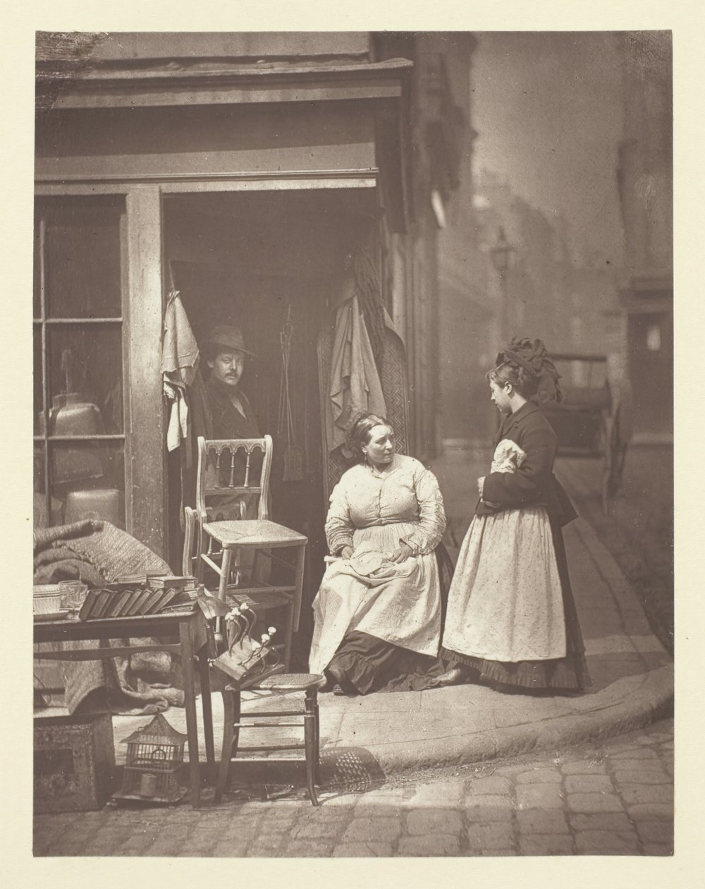 Gamle møbler, 1881. af John Thomson