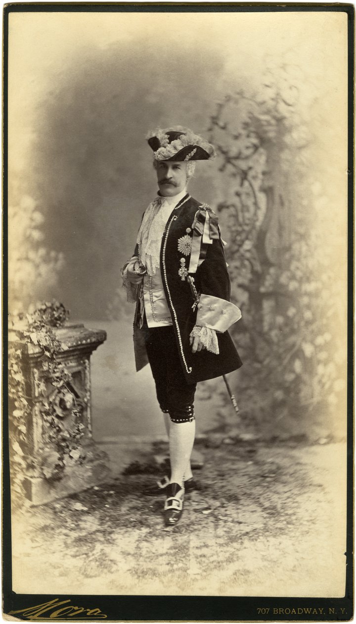 Peter Marie, Kostumebal af José Maria Mora