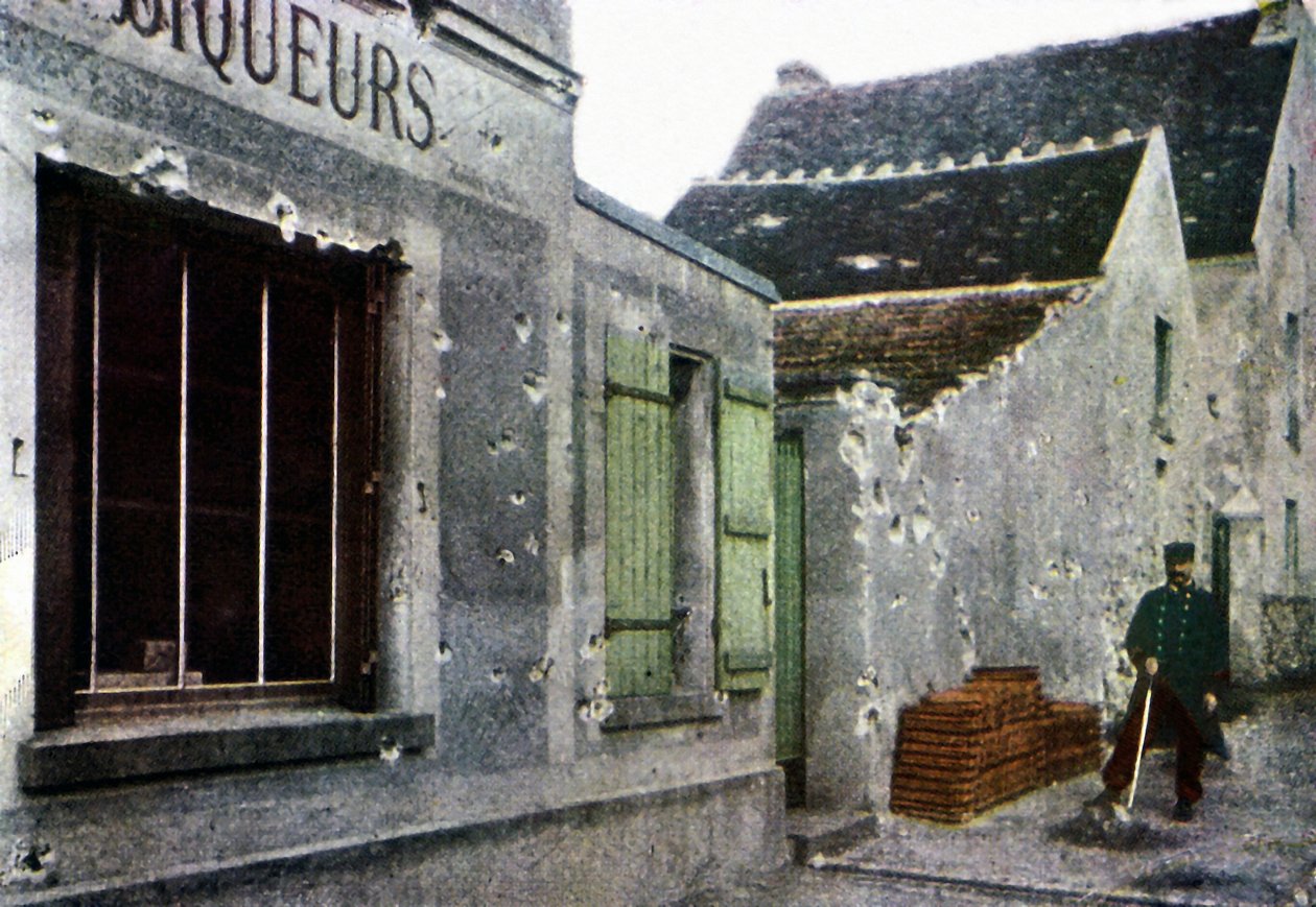 En fransk soldat ryddede op i byen Barcy nær Meaux under slaget ved Marne øst for Paris, september 1914 (autokrom) af Jules Gervais Courtellemont
