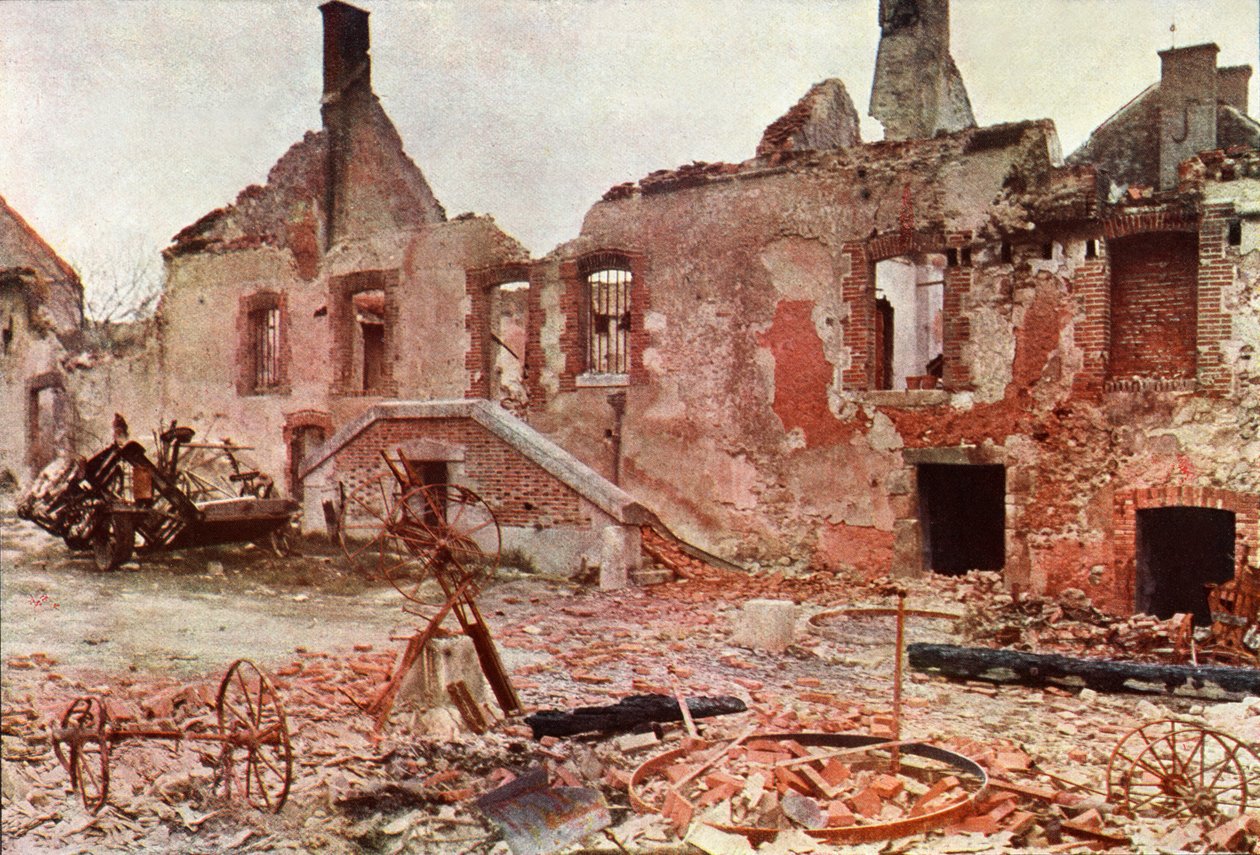 Ødelagte bygninger i en lille by under slaget ved Marne øst for Paris, september 1914 (autokrom) af Jules Gervais Courtellemont
