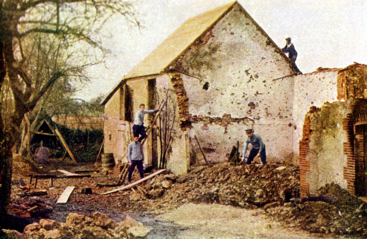 Fire mænd arbejder på et hus, der blev alvorligt beskadiget under slaget ved Marne øst for Paris, september 1914 (autokrom) af Jules Gervais Courtellemont
