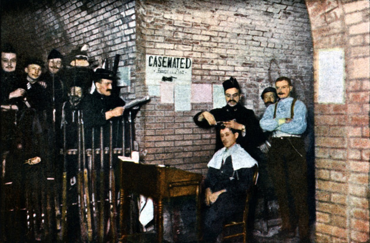 Franske soldater og en barber i kasematterne, Verdun, september 1916 (autokrom) af Jules Gervais Courtellemont