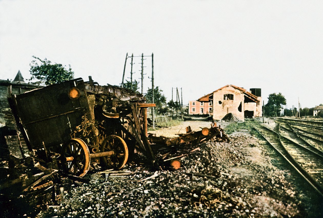 Den beskadigede togstation i Dombasle-en-Argonne vest for Verdun, september 1916 (autokrom) af Jules Gervais Courtellemont