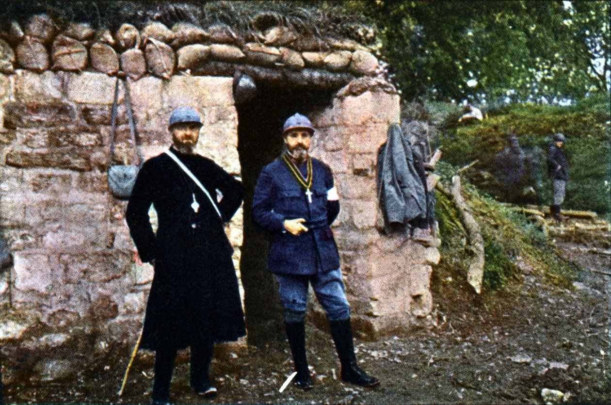 En fransk præst og en kapellan ved fronten under slaget ved Verdun, september 1916 (autokrom) af Jules Gervais Courtellemont