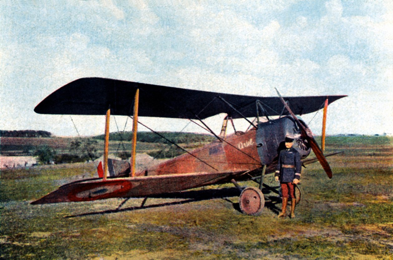 Kaptajn Robert de Beauchamp sammen med sin britiske Sopwith-jager efter at være vendt tilbage fra et bombeangreb på Essen, kort før hans død i Verdun, september 1916 (autokrom) af Jules Gervais Courtellemont
