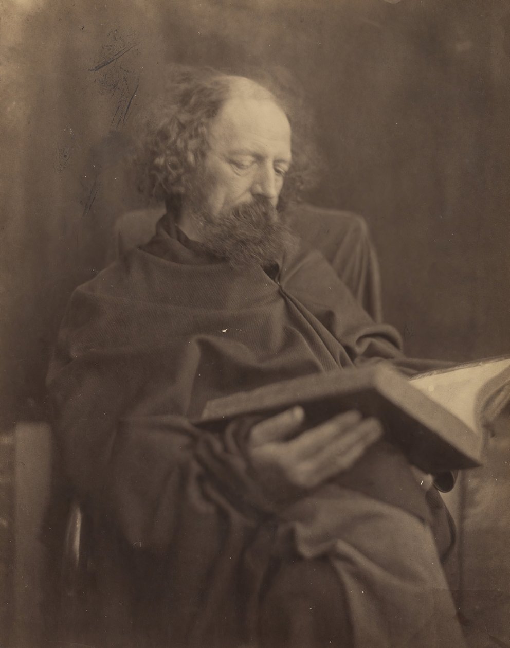 Tennyson Reading, 1865. af Julia Margaret Cameron