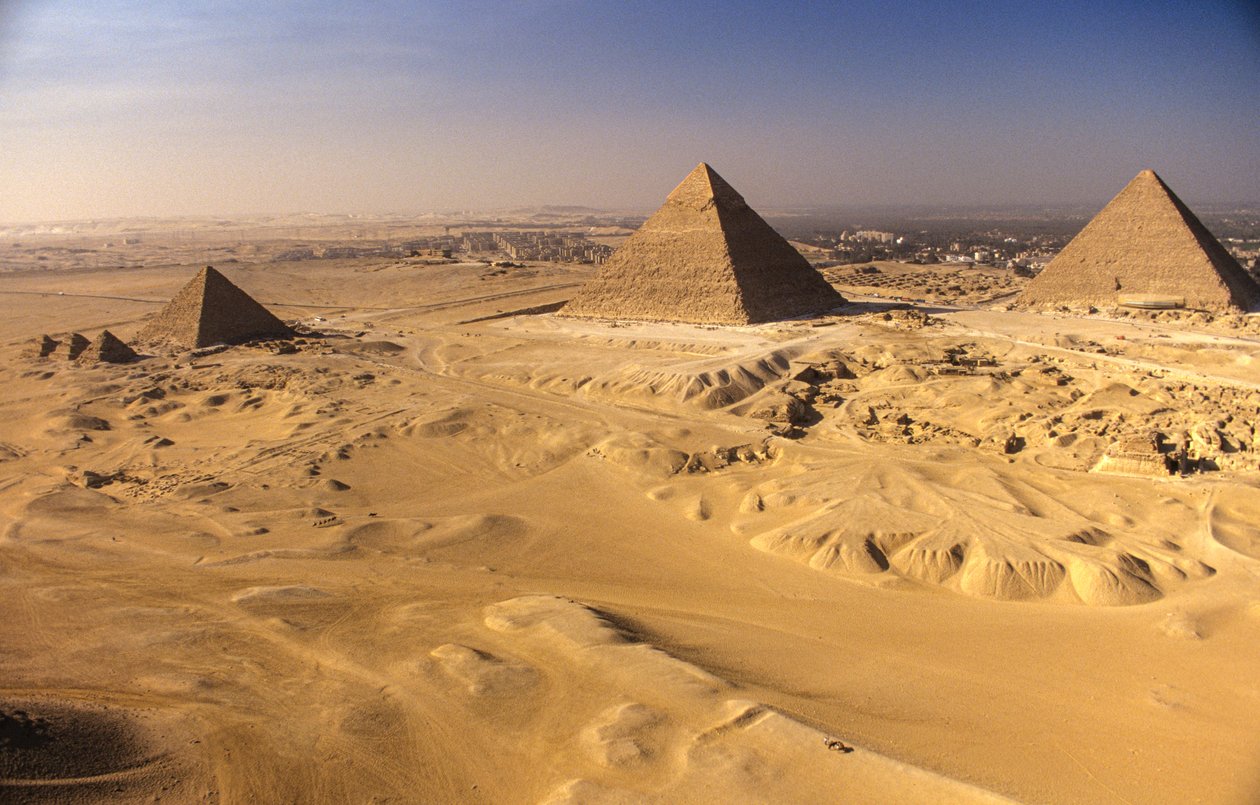 Pyramids at Giza;Khafre; Khufu; Menkaure,Giza; Egypt af Kenneth Garrett