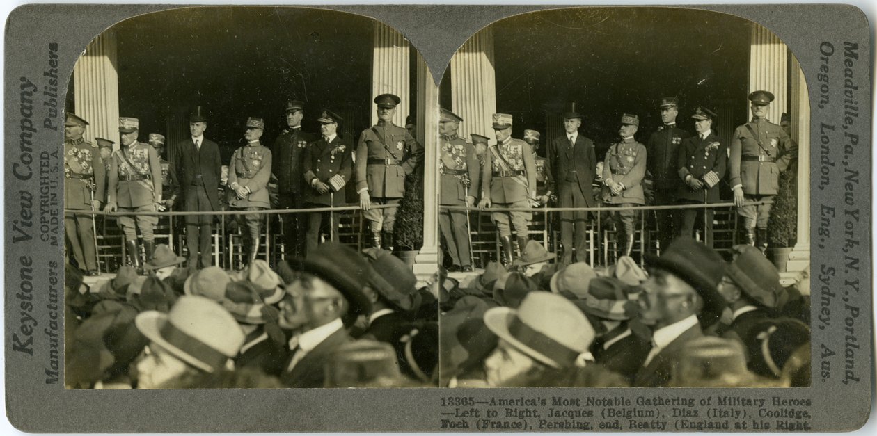Horisontalt sepia -stereokort, der viser uniformerede mænd, der står på en platform. Fra venstre mod højre af Keystone View Company