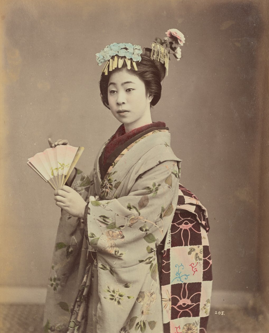 [Ung kvinde med vifte] af Kusakabe Kimbei