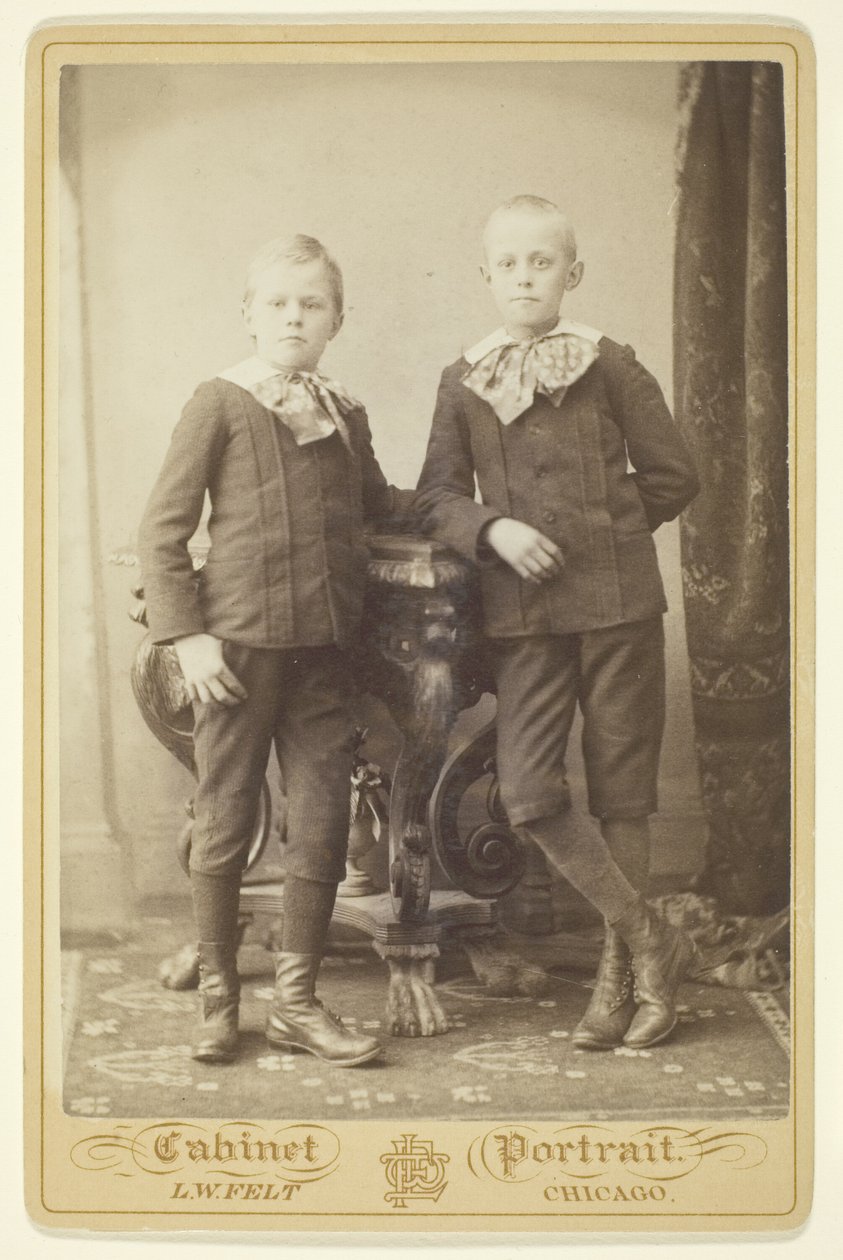To drenge af L. W. Felt