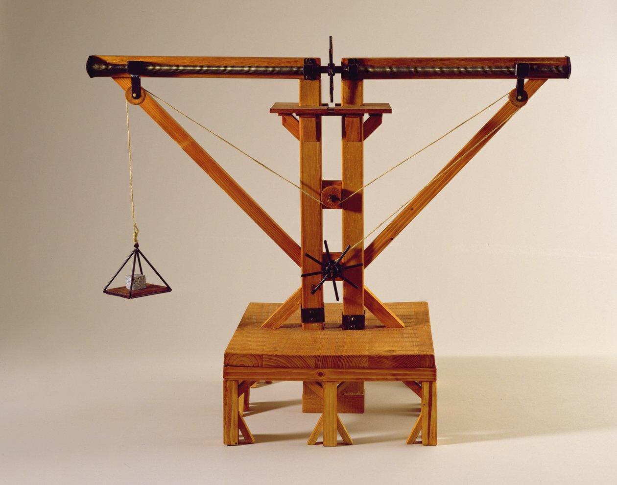 Modelrekonstruktion af da Vincis design til en dobbeltspilskran (træ, metal og snor) af Leonardo da Vinci