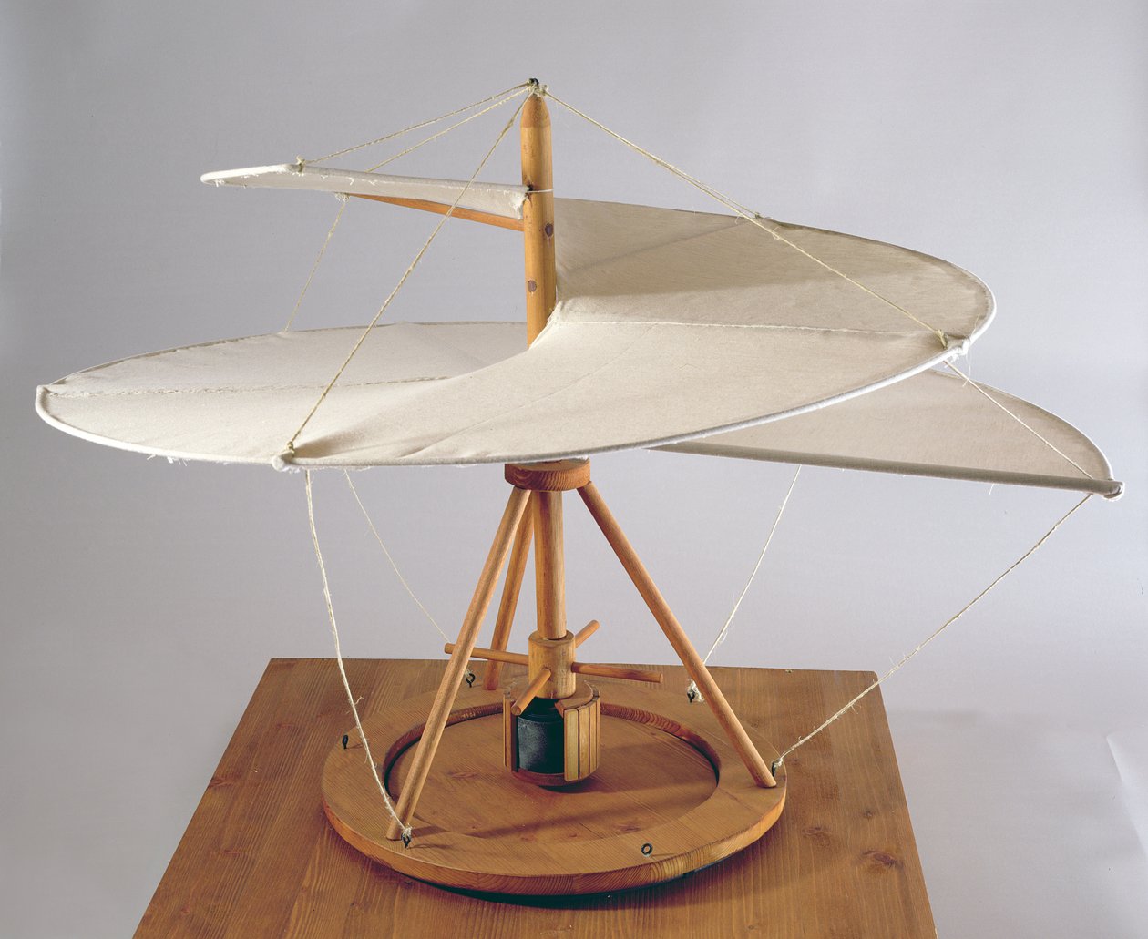 Modelrekonstruktion af da Vincis design af en luftskrue (træ, stof og snor) af Leonardo da Vinci
