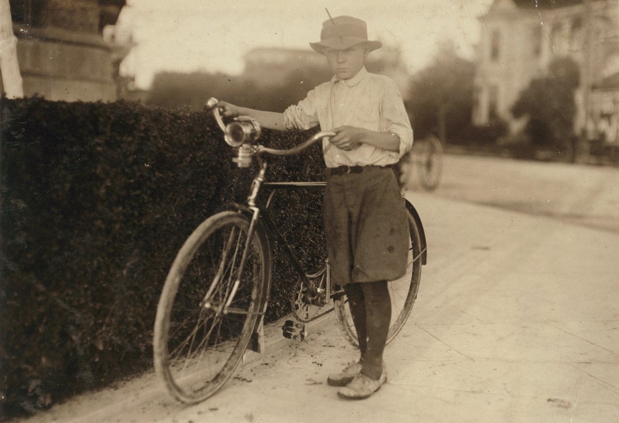 Luther Wharton på 12 år, leverer medicin (inklusive til Red Light-områder) efter skole fra 4 til midnat til Sommers Drug Store i San Antonio, Texas og tjener $5 om ugen, 1913 af Lewis Wickes Hine