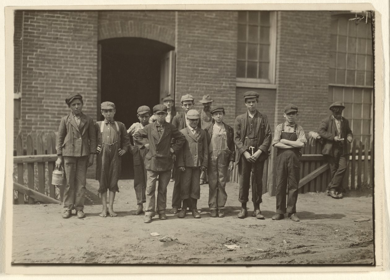 [Møllearbejdere uden for mølle, Massachusetts] af Lewis W. Hine
