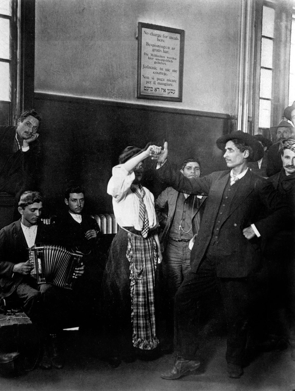 Immigranter på Ellis Island af Lewis Wickes Hine