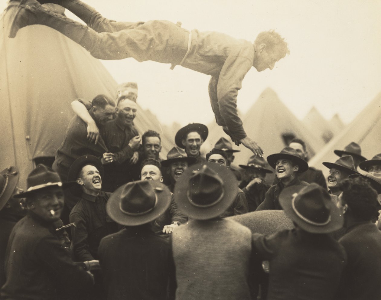 Soldat kastet op i luften,1917 (foto) af Lewis Wickes Hine