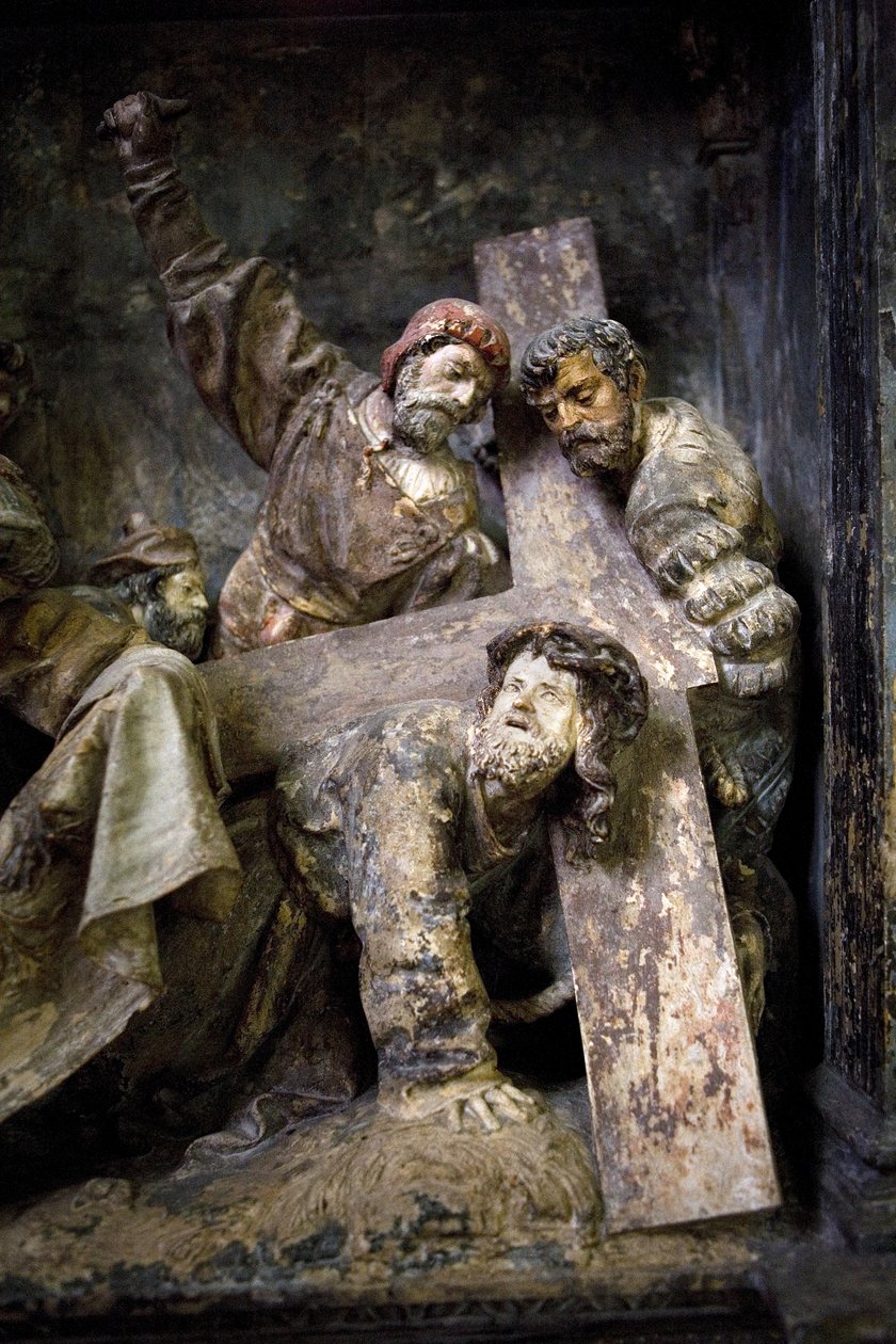 Altertavle, venstre panel, detalje, Korsbæringen, st. Veronica (malet sten) af Ligier Richier