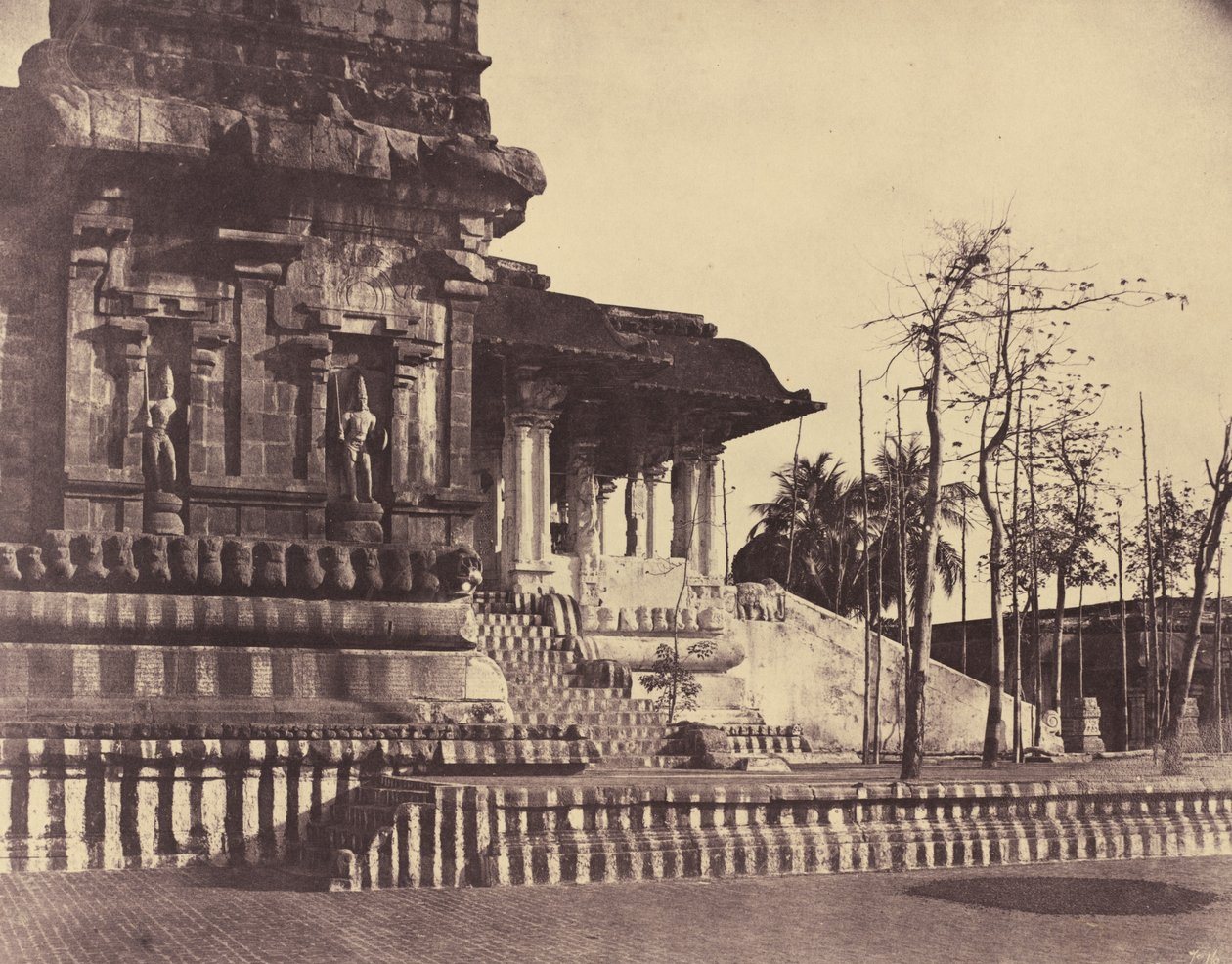 Tanjore: Great Pagoda, indgang med udsigt udad af Linnaeus Tripe