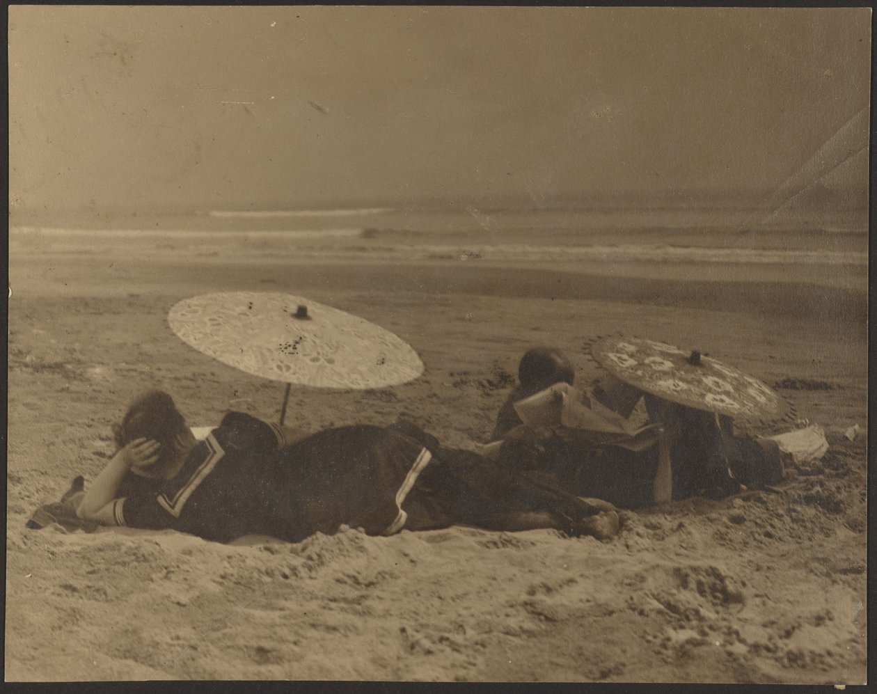 [Strandscene med papirparaplyer] af Louis Fleckenstein