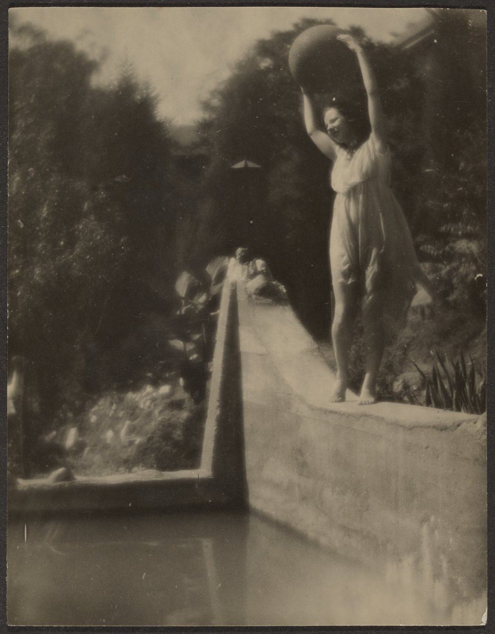 [Danser i haven] af Louis Fleckenstein