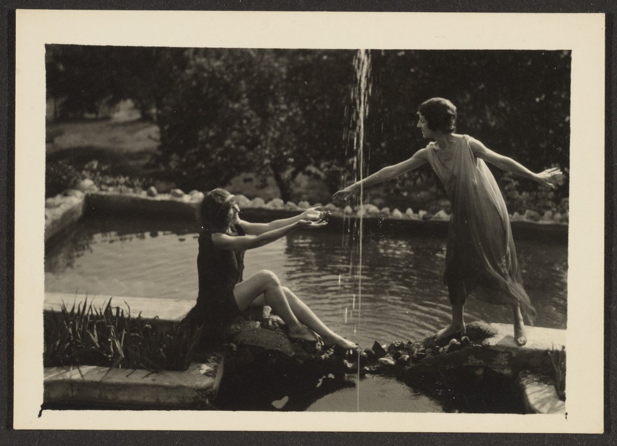 [Dansere ved poolen] af Louis Fleckenstein