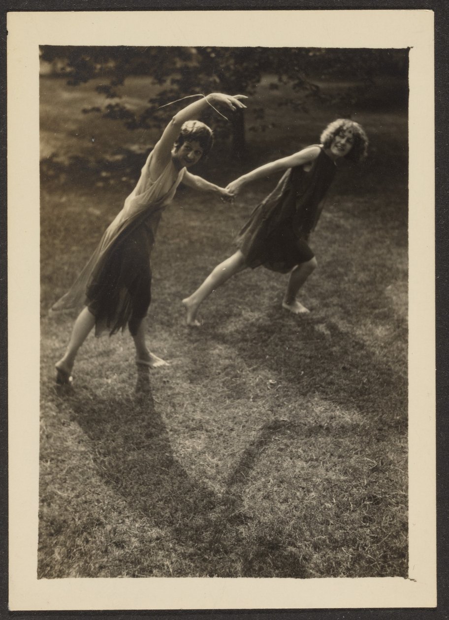 [Dansere i haven] af Louis Fleckenstein