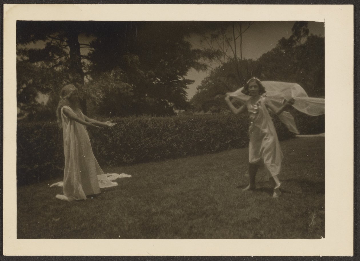 [Dansere i haven] af Louis Fleckenstein