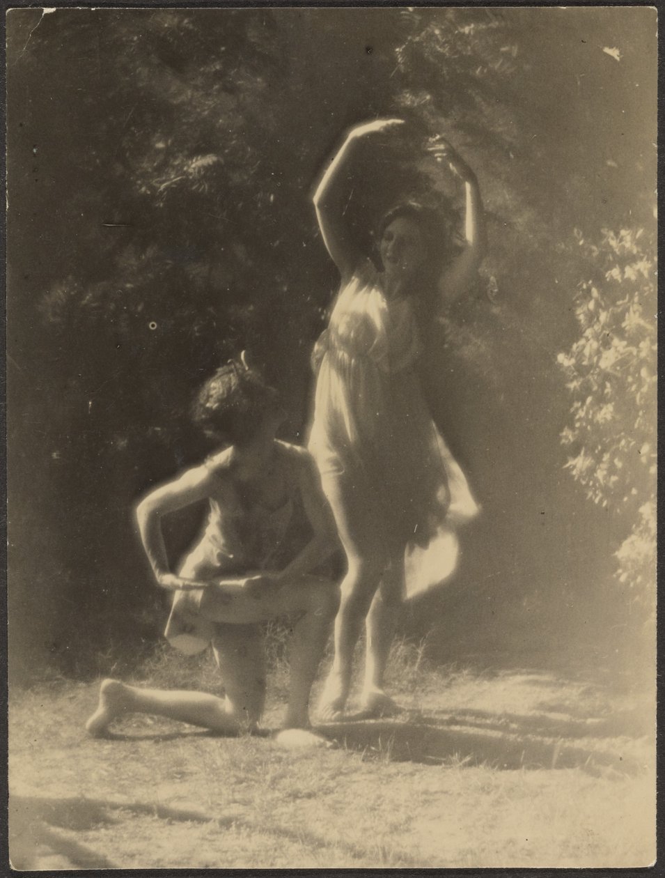 [Dansere i haven] af Louis Fleckenstein