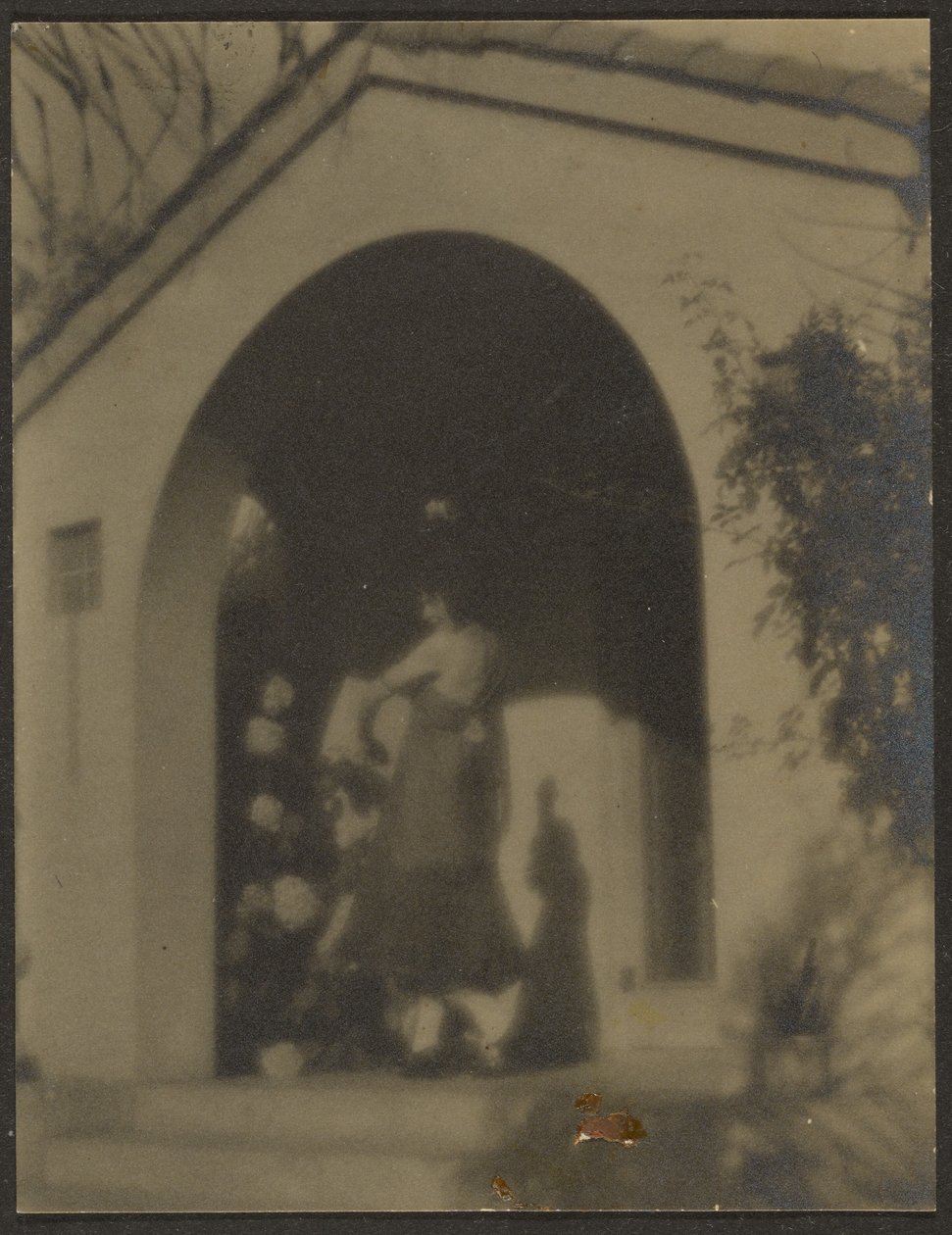 [Kvindelig danser foran huset] af Louis Fleckenstein