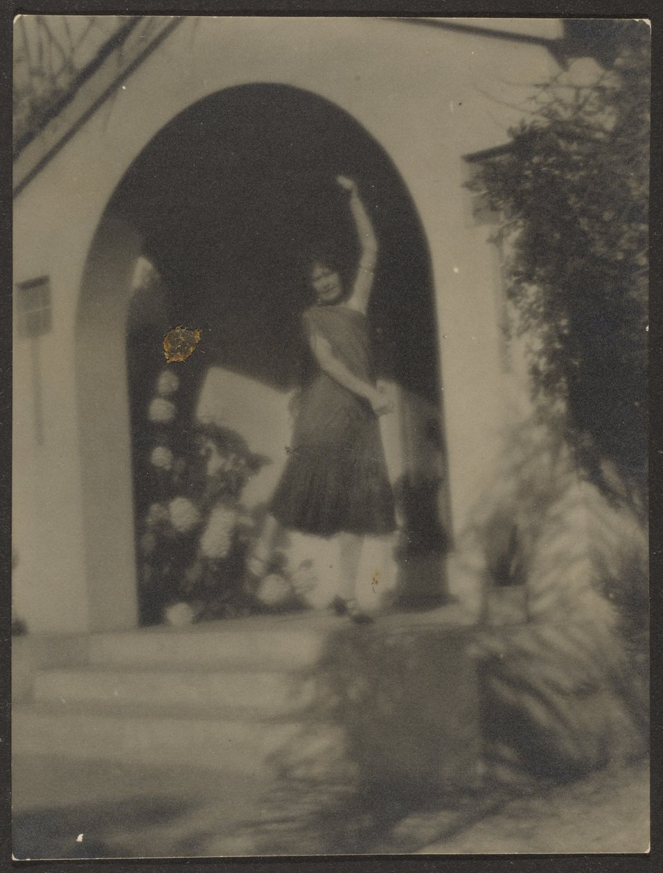 [Kvindelig danser foran huset] af Louis Fleckenstein