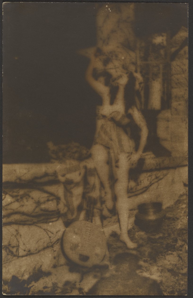 [Kvindelig danser med Yueqin] af Louis Fleckenstein