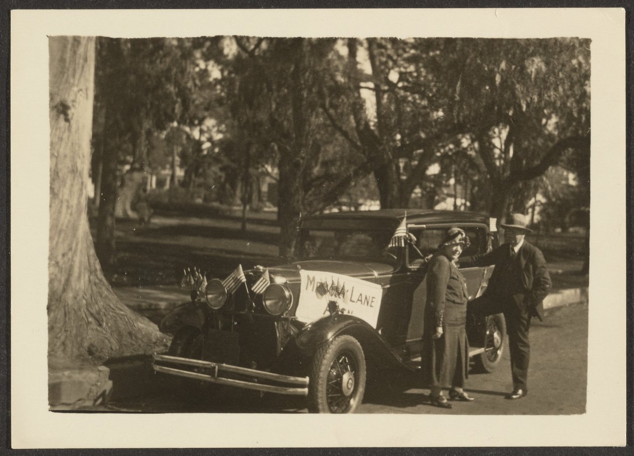 [Figurer ved en bil med flag]. af Louis Fleckenstein