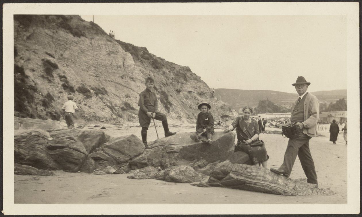 [Fleckenstein med kamera og familie på stranden]. af Louis Fleckenstein
