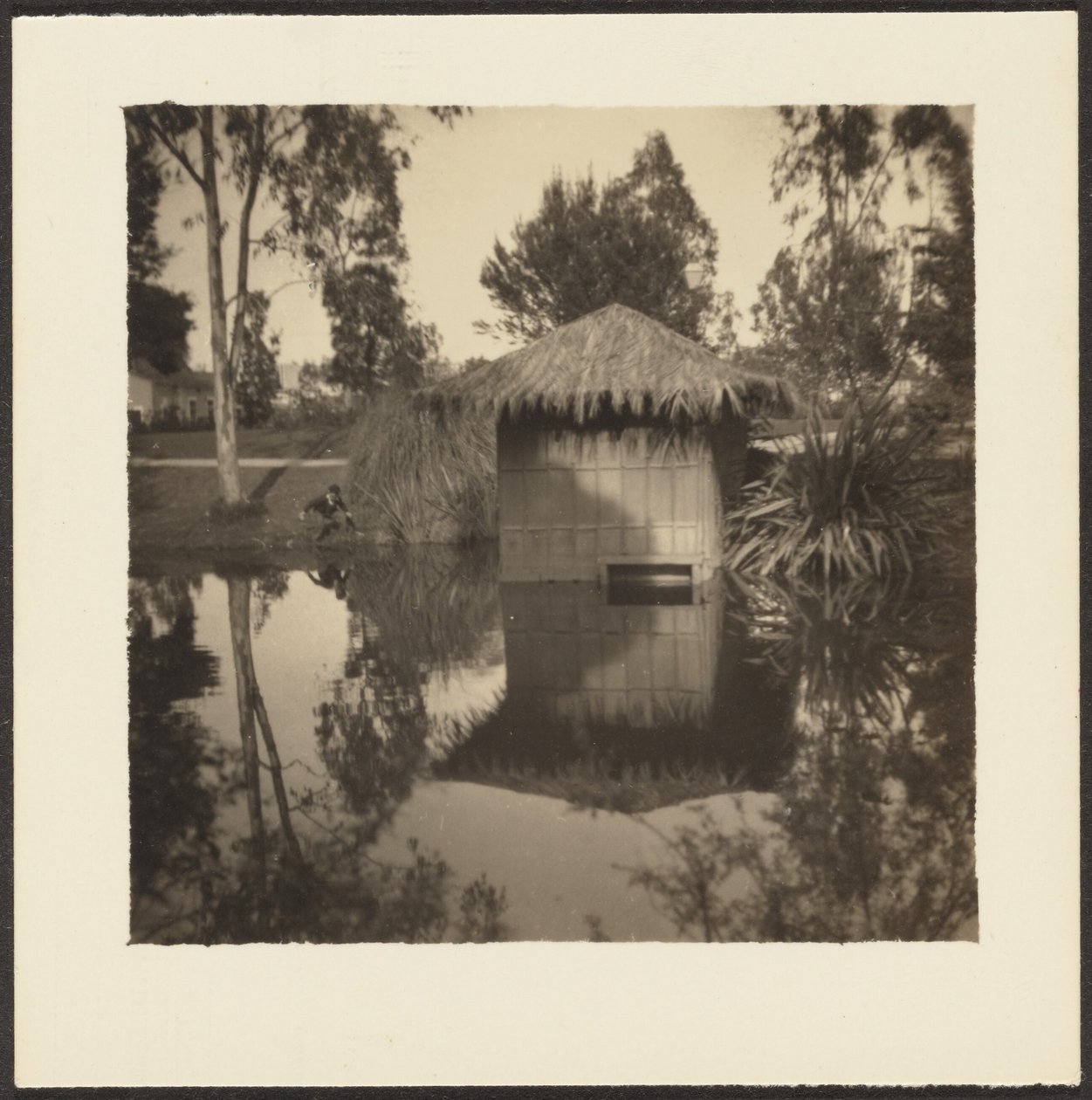 [Hut on Pond] af Louis Fleckenstein