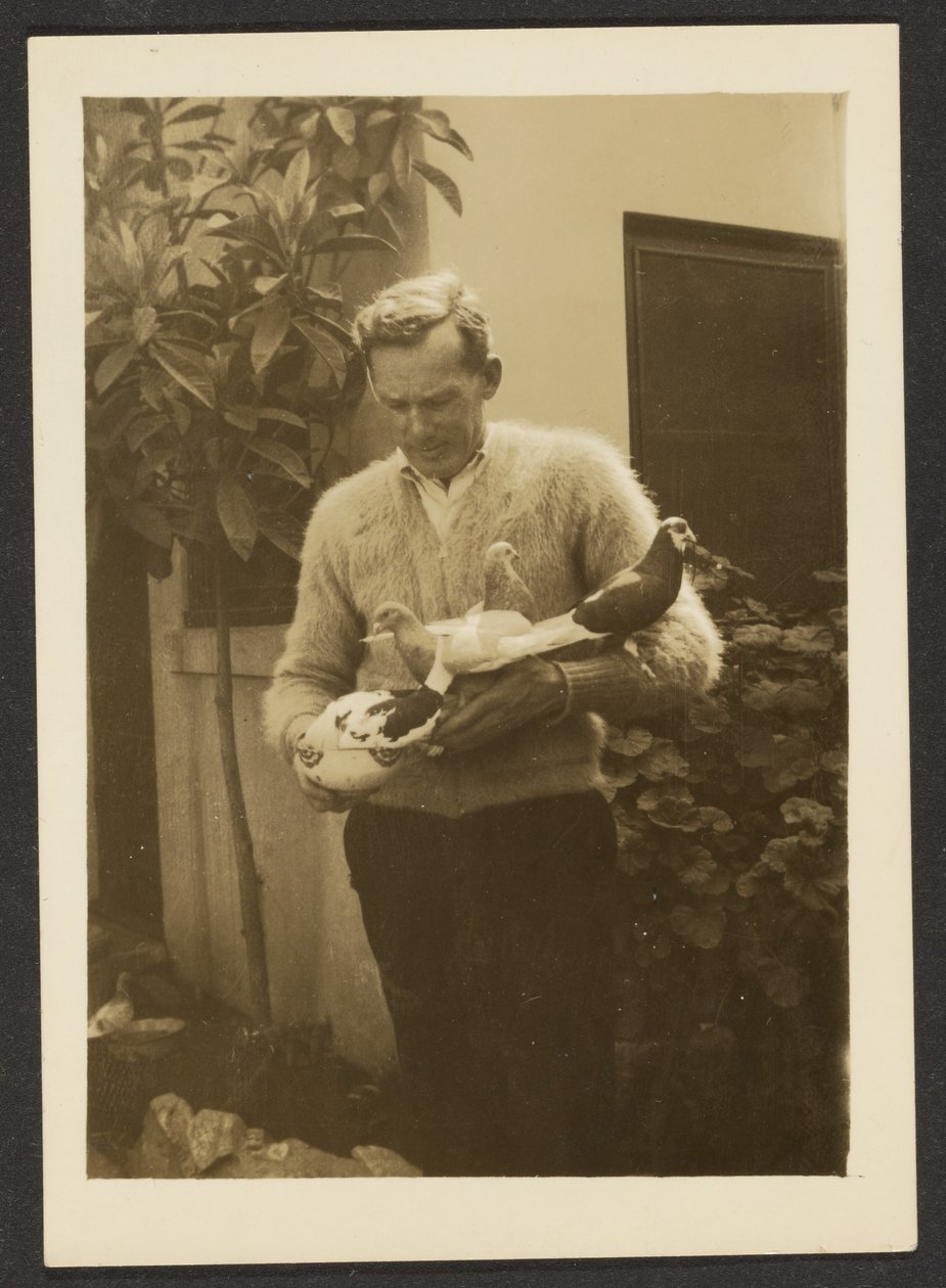 [Mand med duer] af Louis Fleckenstein