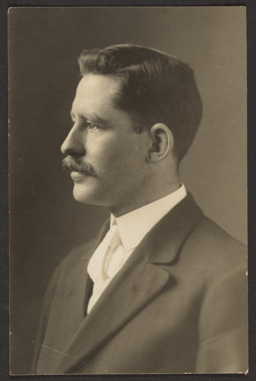 [Mand med hvidt slips] af Louis Fleckenstein