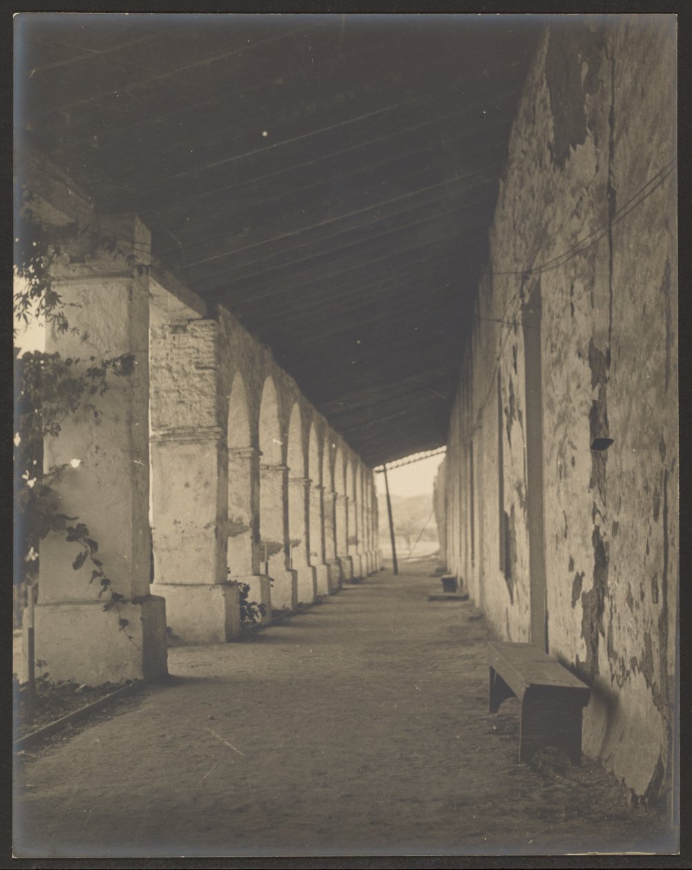 [Mission Hallway] af Louis Fleckenstein