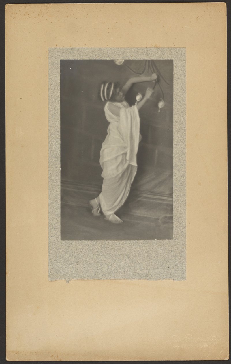[Model i klassisk kostume]. af Louis Fleckenstein