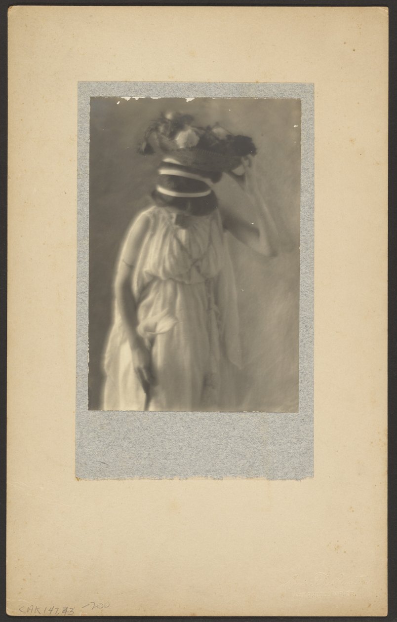 [Model i klassisk kostume]. af Louis Fleckenstein
