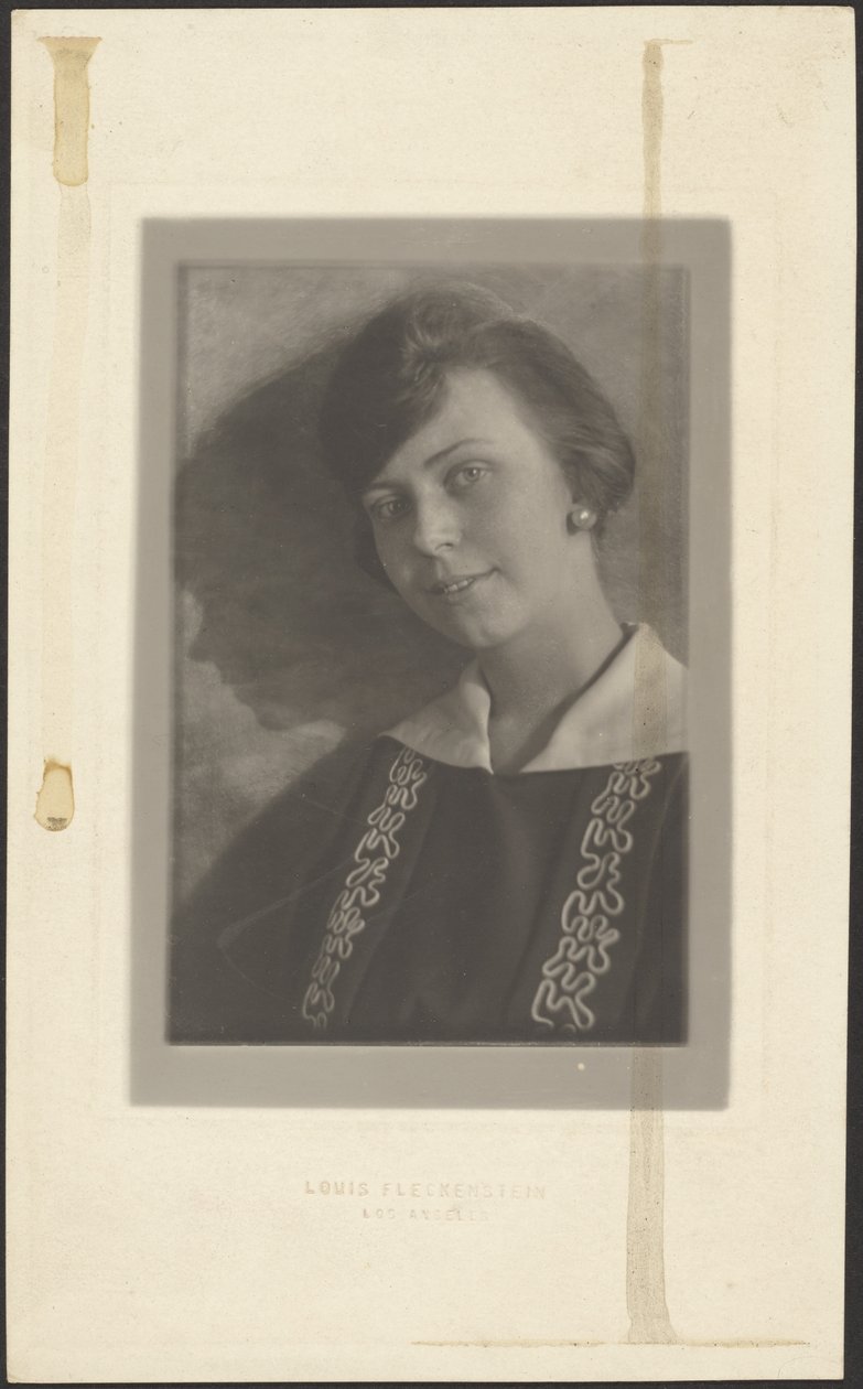 [Kvinde i kjole med kruseduller]. af Louis Fleckenstein
