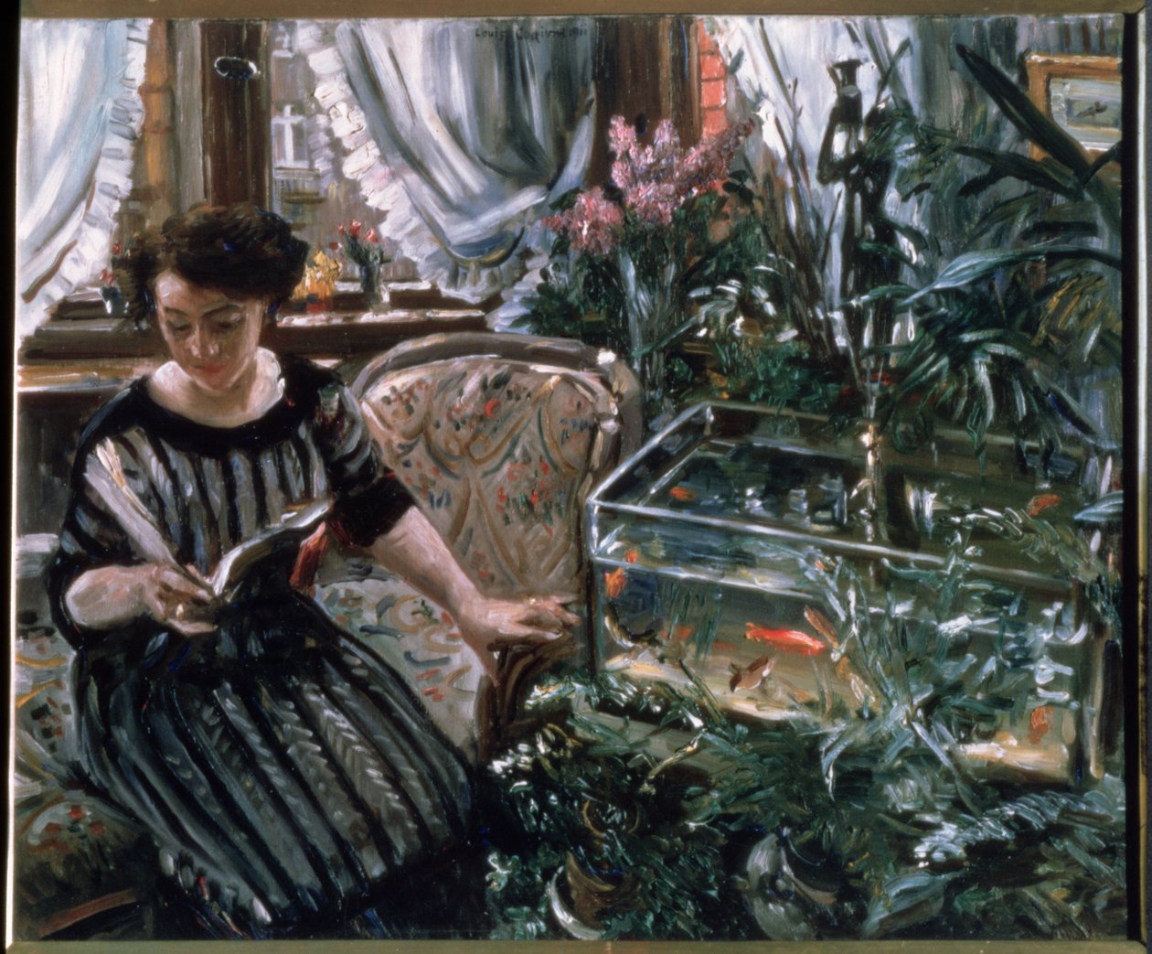 En kvinde læser nær en guldfisketank af Lovis Corinth