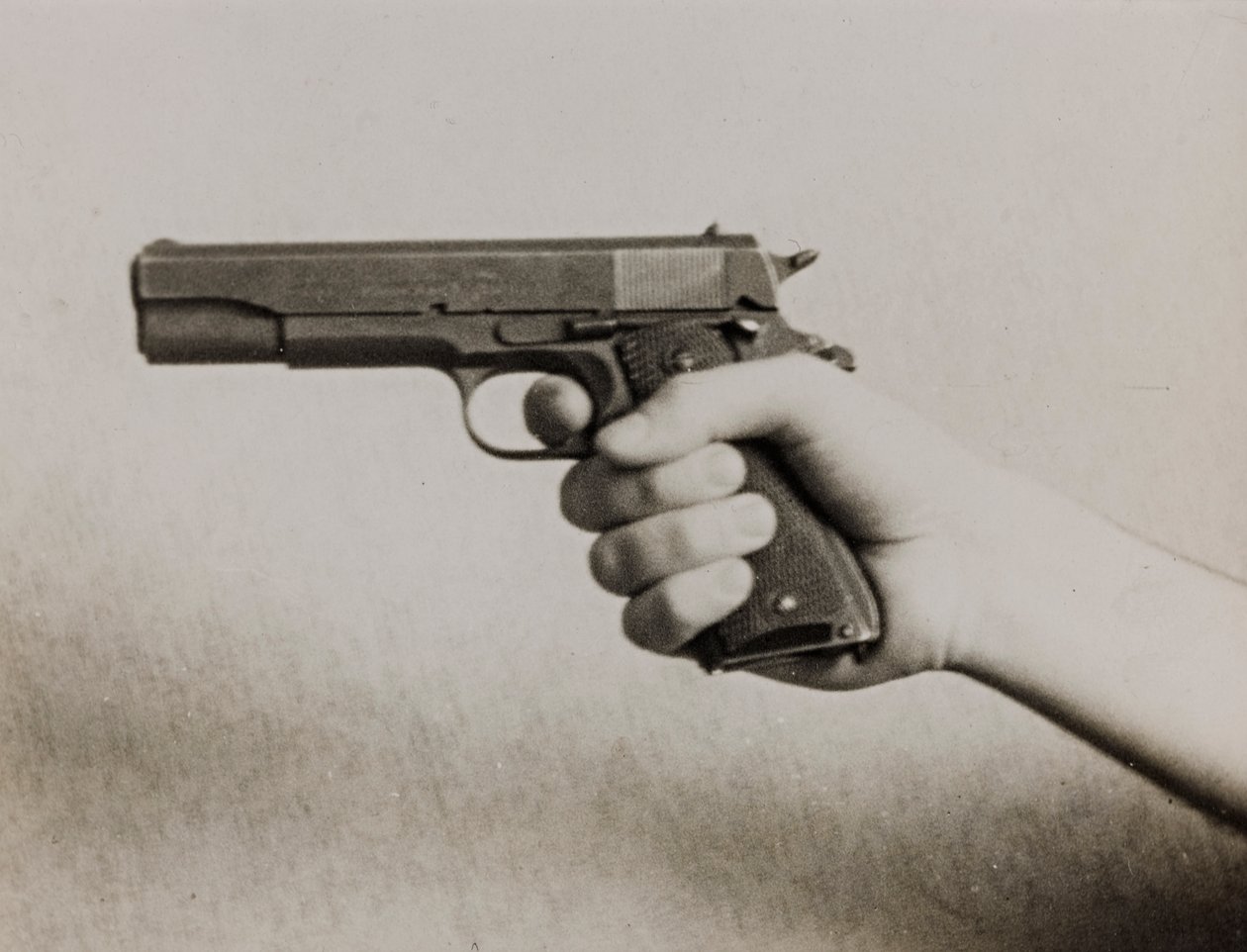 En hånd, der holder en automatisk pistol af Luigi Leoni