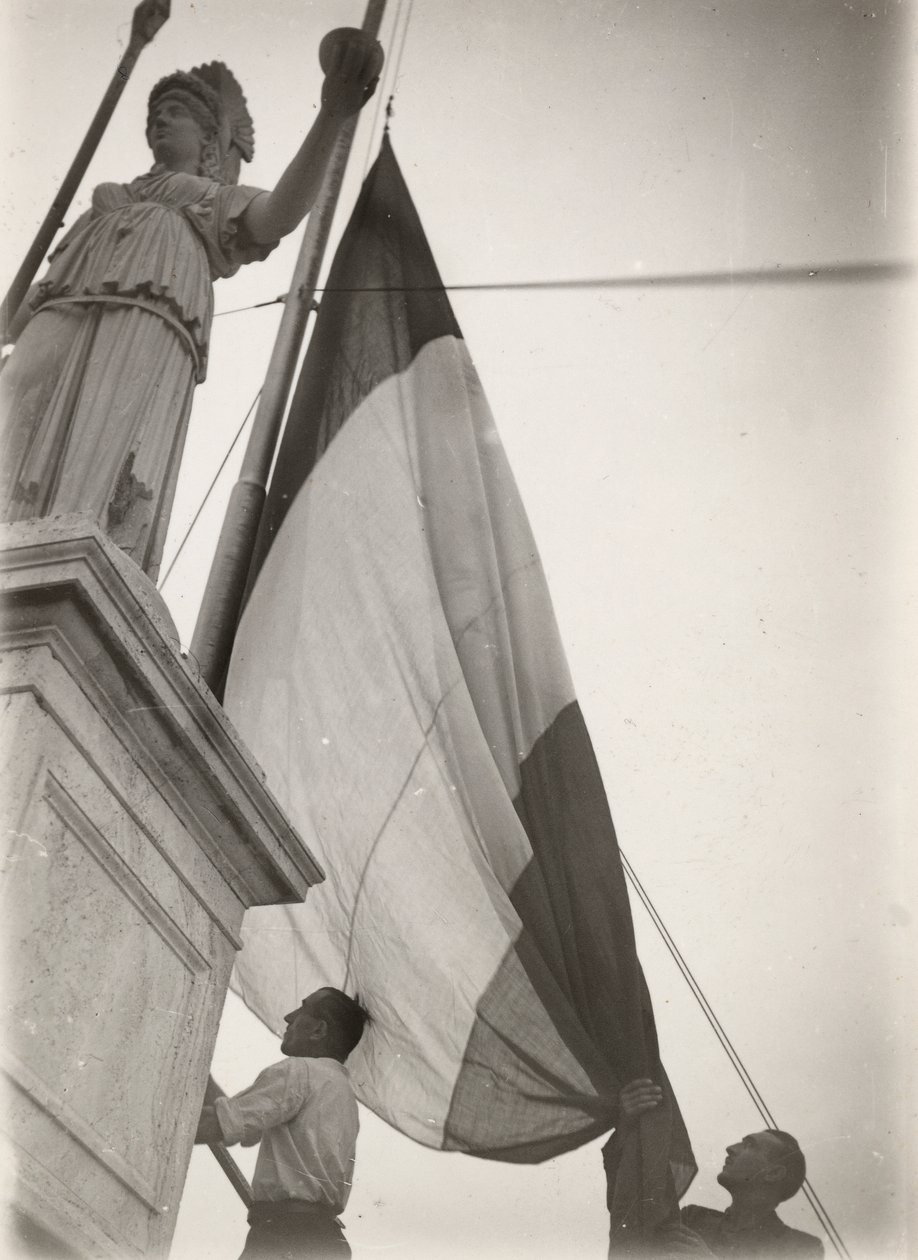 Italiensk flag hejst nær en statue af Luigi Leoni