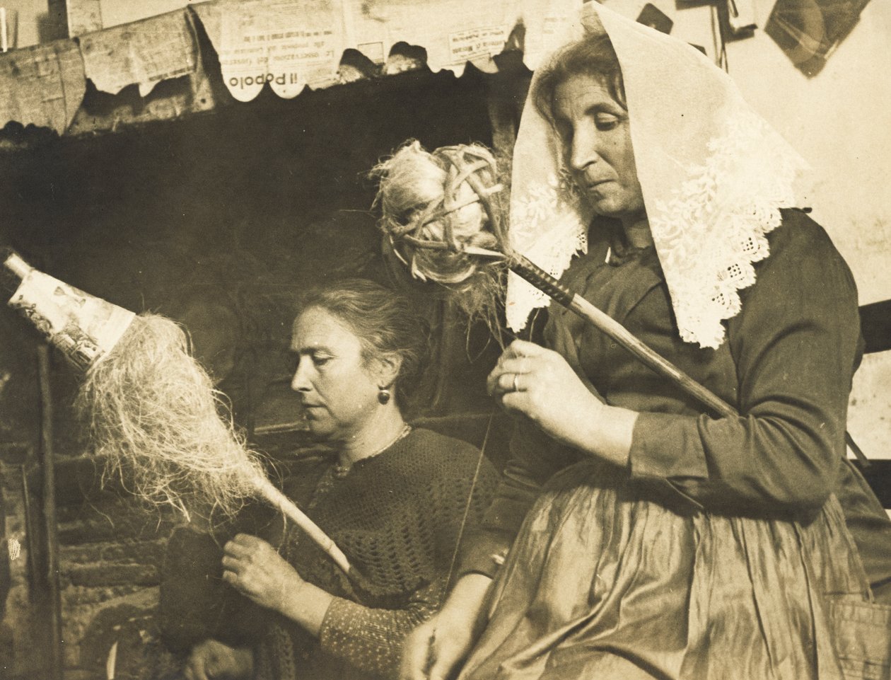 Kvinder, der spinder uld af Luigi Leoni
