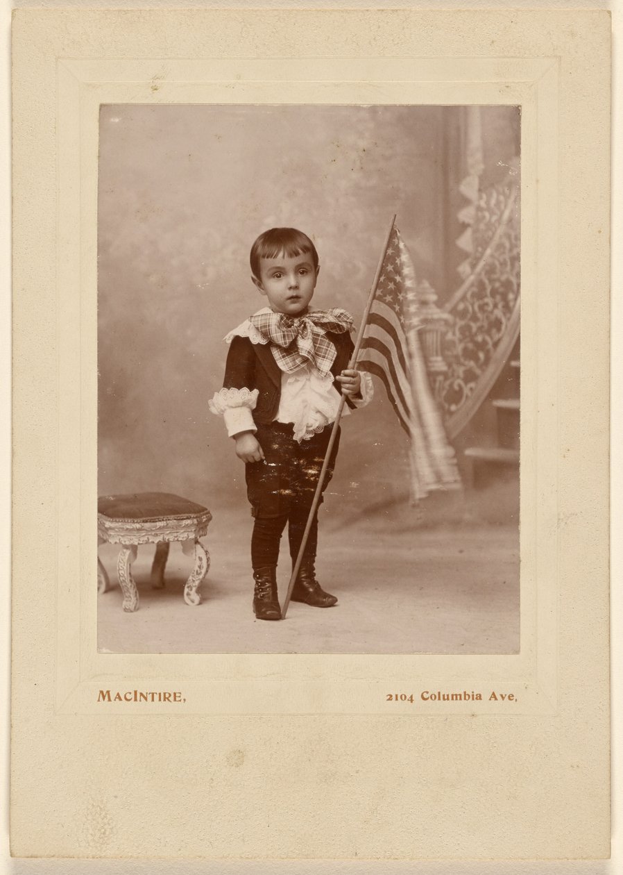 [Lille dreng står og holder et amerikansk flag]. af MacIntire