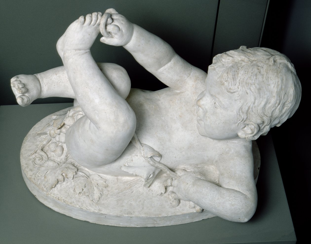 Barn leger med sin fod, 1779 (marmor) af Martin CLaude Monot
